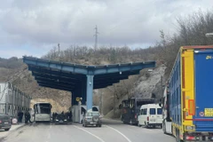Xe cộ đi lại qua biên giới giữa Kosovo và Serbia. (Nguồn: balkaninsight.com)