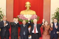 Tổng Bí thư Nguyễn Phú Trọng và Chủ tịch Danh dự Đảng Nhân dân Campuchia, Chủ tịch Quốc hội Campuchia Samdech Heng Samrin cùng các đại biểu Việt Nam-Campuchia tại buổi tiếp. (Ảnh: Trí Dũng/TTXVN)