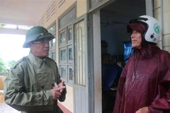 Chủ tịch UBND tỉnh Bình Định Phạm Anh Tuấn kiểm tra các địa điểm trú ẩn tập trung. (Ảnh: Sỹ Thắng/TTXVN)