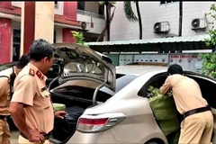 Chiếc xe Toyota Vios biển kiếm soát 71A-060.26 chở thuốc lá lậu bị bắt giữ. (Ảnh: TTXVN phát)