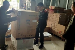 Lực lượng liên ngành kiểm tra cơ sở kinh doanh thiết bị nhà bếp. (Ảnh: Quản lý thị trường cung cấp)