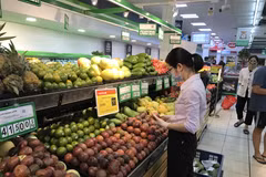 Lượng hàng hóa tại nhiều doanh nghiệp bán lẻ lớn tăng mạnh sẵn sàng ứng phó với dịch bệnh. (Ảnh: Vietnam+)