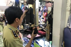 Lực lượng Quản lý thị trường kiểm tra hàng hóa tại chợ Bến Thành. (Ảnh: PV/Vietnam+)