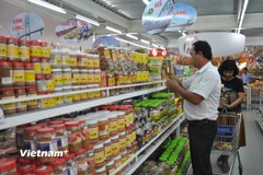 Người dân mua hàng tại siêu thị. (Ảnh: PV/Vietnam+)