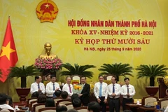 Các đại biểu tặng hoa chúc mừng ông Chu Ngọc Anh trúng cử chức Chủ tịch Ủy ban nhân dân thành phố Hà Nội nhiệm kỳ 2016-2021. (Ảnh: Xuân Quảng/Vietnam+)