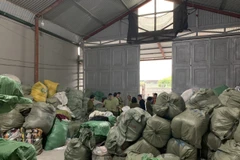 Lực lượng Quản lý thị trường tỉnh Quảng Ninh kiểm tra hàng hóa có dấu hiệu nhập lậu trên địa bàn. (Ảnh: Vietnam+)