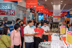 Thứ trưởng Đỗ Thắng Hải kiểm tra khả năng cung ứng và dự trữ hàng thiết yếu tại một số siêu thị trên địa bàn Hà Nội. (Ảnh: Đức Duy/Vietnam+)