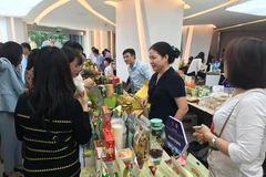 Doanh nghiệp giới thiệu hàng hóa tại Hội nghị giao thương kết nối cung cầu ngày 25/11. (Ảnh: Đức Duy/Vietnam+)