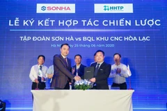 Tập đoàn Sơn Hà ký kết với Ban Quản lý Khu Công nghệ cao Hoà Lạc về phát triển điện mặt trời áp mái. (Ảnh: PV/Vietnam+)