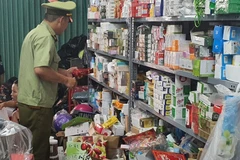 Lực lượng Quản lý thị trường đang kiểm tra hàng hóa tại địa chỉ số 3, Tam Hưng, Thanh Oai, Hà Nội. (Ảnh: Quản lý thị trường cung cấp)