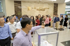 Cán bộ, người lao động cơ quan Tập đoàn Dầu khí Việt Nam quyên góp ủng hộ đồng bào miền Trung. (Ảnh: Vietnam+)