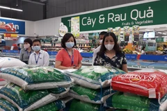 Lãnh đạo Sở Công Thương Hà Nội kiểm tra công tác đảm bảo cung ứng hàng hóa tại siêu thị. (Ảnh: Đức Duy/Vietnam+)