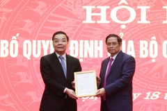 Trưởng Ban tổ chức Trung ương Phạm Minh Chính trao quyết định của Bộ Chính trị về điều động, phân công ông Chu Ngọc Anh giữ chức Phó Bí thư Thành ủy Hà Nội, nhiệm kỳ 2015-2020. (Ảnh: Vietnam+)