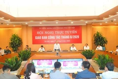 Phó Chủ tịch Thường trực Uỷ ban nhân dân thành phố Hà Nội Nguyễn Văn Sửu giao ban công tác tháng Tám với các quận, huyện. (Ảnh: PV/Vietnam+)