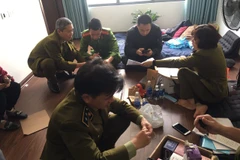 Lực lượng chức năng đang kiểm tra thuốc lá điện tử tại chung cư Homeland Lý Sơn, quận Long Biên. (Ảnh: Đức Duy/Vietnam+)