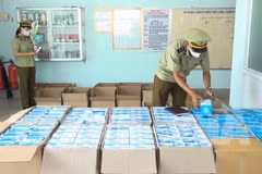 Lực lượng Quản lý thị trường tạm giữ khẩu trang chưa đủ giấy tờ hợp lệ. (Ảnh: PV/Vietnam+)