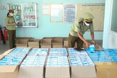 Lực lượng Quản lý thị trường tạm giữ khẩu trang chưa đủ giấy tờ hợp lệ. (Ảnh: PV/Vietnam+)