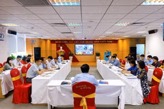Lãnh đạo Vinatex họp với các đơn vị thành viên để tìm giải pháp ứng phó với dịch COVID-19. (Ảnh: PV/Vietnam+)