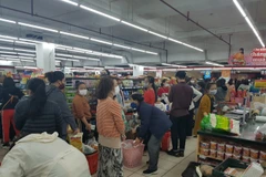 Người dân mua hàng tại siêu thị trong sáng 7/3. (Ảnh: Đức Duy/Vietnam+)