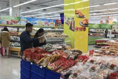 Nguồn hàng thực phẩm thiết yếu tại siêu thị dồi dào, giá ổn định. (Ảnh: Đức Duy/Vietnam+)