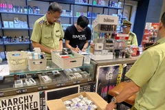 Lực lượng Quản lý thị trường Hà Nội kiểm tra thuốc lá điện tử. (Ảnh: PV/Vietnam+)