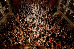 Các thành viên của ban tổ chức khiêu vũ cùng với khách mời tại Vienna Opera Ball lần thứ 63 diễn ra vào năm 2019. (Ảnh: Nguồn Reuter)