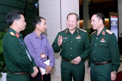 Các đại biểu Quốc hội trao đổi bên lề cuộc họp. (Ảnh: Phương Hoa/TTXVN)