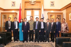 Lãnh đạo hai thành phố chụp ảnh kỷ niệm. (Ảnh: Đỗ Quyên/Vietnam)