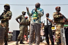 Ứng viên tranh cử Tổng thống Martin Ziguele (giữa) vận động tranh cử tại quận Hồi giáo PK5 ở Bangui. (Nguồn: AFP/TTXVN)