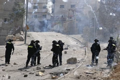 Lực lượng an ninh Israel được triển khai đối phó với người biểu tình bạo động tại Issawiya, khu vực lân cận đông Jerusalem ngày 4/10. (Nguồn: Reuters/TTXVN)