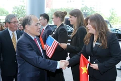 Cán bộ nhân viên Đại sứ quán Việt Nam tại Hoa Kỳ cùng với bà con kiều bào, các du học sinh và những người bạn Mỹ đón Chủ tịch Quốc hội Nguyễn Sinh Hùng. (Ảnh: Nhan Sáng/TTXVN)