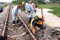 Tàu hỏa đâm xe máy cày, đường sắt Bắc-Nam tắc hơn 3 tiếng