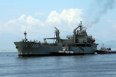 Tàu tiếp dầu HMAS Sirius cập cảng Tiên Sa. (Ảnh: Trần Lê Lâm/ TTXVN)