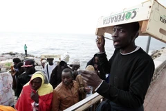 Người di cư tại bờ biển Ventimiglia, Italy ngày 14/6 sau khi bị từ chối nhập cảnh vào Pháp. (Nguồn: AFP/TTXVN)