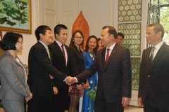 Phó Thủ tướng Vũ Văn Ninh đến thăm, nói chuyện với cán bộ, nhân viên Đại sứ quán Việt Nam tại Vương quốc Bỉ. (Nguồn: TTXVN)