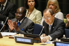 Tổng thư ký Liên hợp quốc Ban Ki-Moon (phải) tại một hội nghị quốc tế về Ebola ở New York. (Nguồn: AFP/TTXVN)