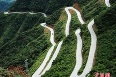 Cận cảnh những khúc cua 'đáng sợ.' (Nguồn: Chinanews)