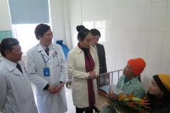 Lãnh đạo tỉnh Nghệ An thăm bệnh nhân điều trị thành công ung thư tại Bệnh viện Ung bướu Nghệ An. (Ảnh: Nguyễn Văn Nhật/Vietnam+)
