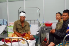 Các bệnh nhân bị thương trong vụ sập nhà đang được điều trị tại Bệnh viện quận Bình Tân. (Ảnh: Mạnh Linh/TTXVN)