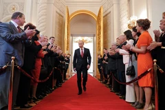 Tổng thống Nga Vladimir Putin bước vào Điện Kremli trong buổi lễ nhậm chức. (Nguồn: Getty Images)