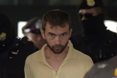 Đối tượng Adem Karadak (giữa) bị cảnh sát áp giải tới tòa án ở thủ đô Bangkok ngày 5/9. (Nguồn: AFP/TTXVN)