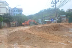 Khẩn trương thu dọn đất đá sạt lở sau trận mưa lũ tại đường Hậu Cần, Bãi Cháy, Hạ Long. (Ảnh: Nguyễn Hoàng/TTXVN)