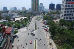 Một đoạn đường Nguyễn Chí Thanh nắng gắt vì thiếu bóng cây xanh hai bên đường. (Ảnh: Hoàng Long/Vietnam+)