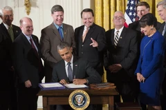 Tổng thống Barack Obama ký ban hành Đạo luật về quyền đàm phán nhanh. (Nguồn: AFP/TTXVN)