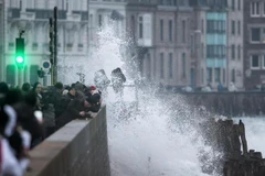 Du khách đổ xô đến Pháp chứng kiến "triều cường thế kỷ"