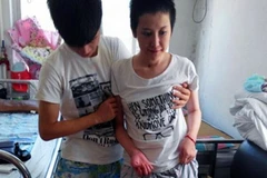 Chen Ben chăm sóc bạn gái của mình sau khi cô tỉnh lại. (Nguồn: scmp.com)