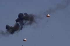 [Video] Hai máy bay Indonesia đâm nhau trong khi luyện tập 