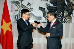 Phó Thủ tướng, Bộ trưởng Bộ Ngoại giao Phạm Bình Minh chúc mừng Đại sứ Đặc mệnh toàn quyền Malaysia tại Việt Nam Dato Azmil Bin Mohamed Zabidi. (Ảnh: Phạm Kiên/TTXVN)