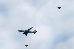 Chuyên cơ chở Chủ tịch nước Trương Tấn Sang được hai máy bay chiến đấu thuộc Không quân Đức hộ tống hạ cánh xuống sân bay quân sự Berlin-Tegel. (Nguồn: Twitter)