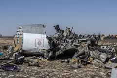 Mảnh vỡ máy bay A321 tại hiện trường ở Wadi al-Zolomat, bán đảo Sinai, Ai Cập. (Nguồn: AFP/TTXVN)
